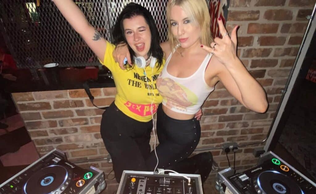 2GURLS1DECK (Club Night)